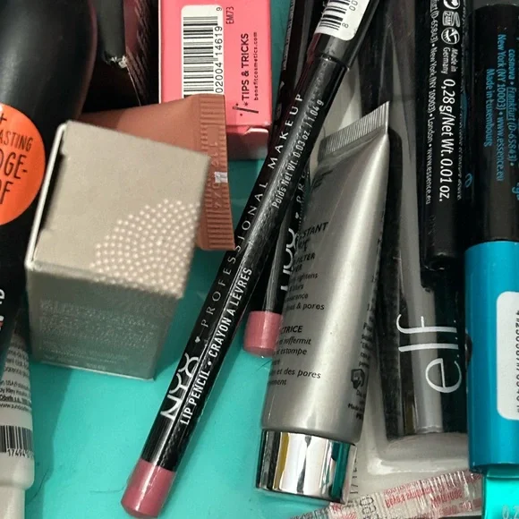 Beauty and Skincare Gift Set - Picture 7 of 16